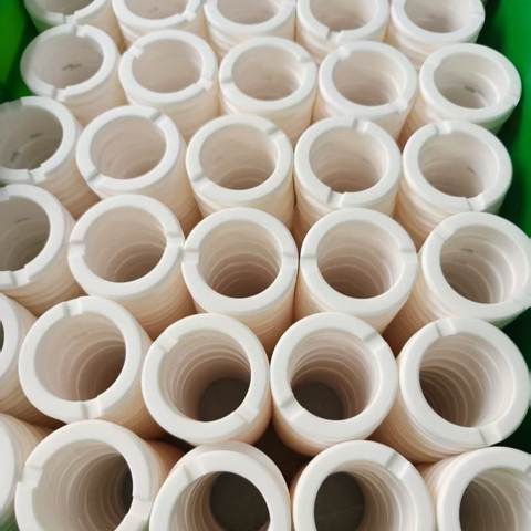 Białe pierścienie ceramiczne ułożone partiami